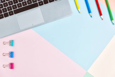 Renkli ofis resepsiyon masası, düz yatıyordu. 