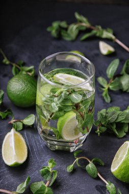Glasse Mojito limon ve nane ile.