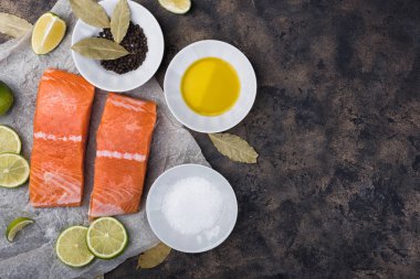 Somon fileto fırın kağıt üzerine dilimlenmiş. 