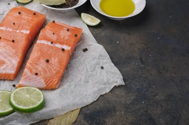 Somon fileto fırın kağıt üzerine dilimlenmiş. 