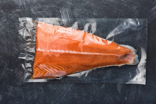 Somon fileto plastik vakum paketinde paketlenmiş. 
