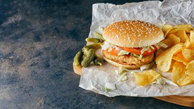 Tavuk Burger ahşap tepsi.