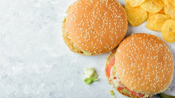 Chiken hamburgare på sten bricka. — Stockfoto