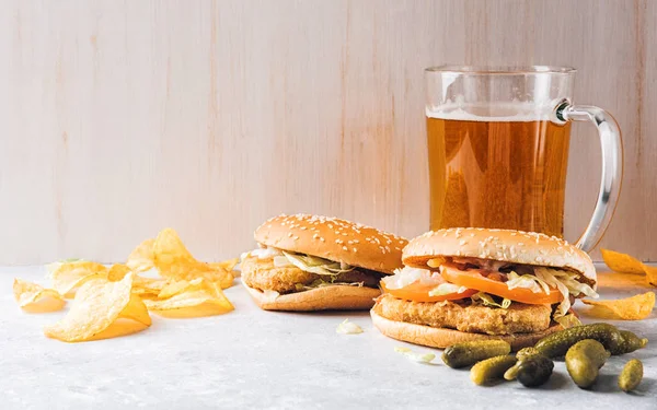 Chiken burger i szklankę piwa. — Zdjęcie stockowe