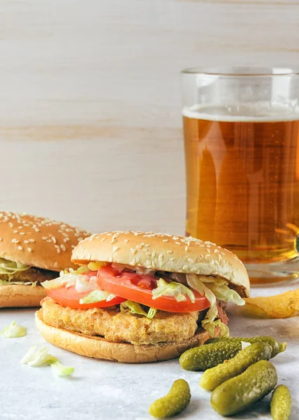 Chiken burger i szklankę piwa. — Zdjęcie stockowe
