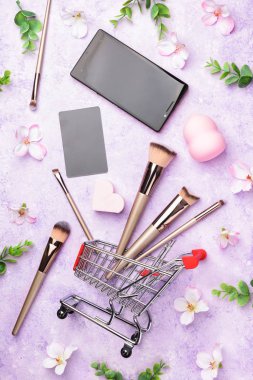 Pembe arka planda makyaj fırçaları.