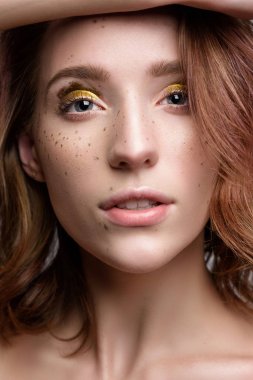 Yüzünde Çiller bir kadın.