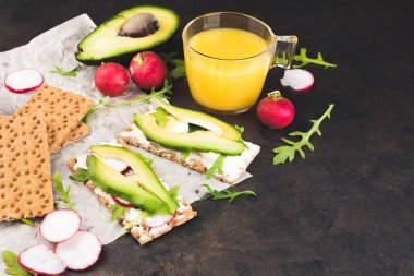 Sandviç whith yeşil avokado yapım süreci.