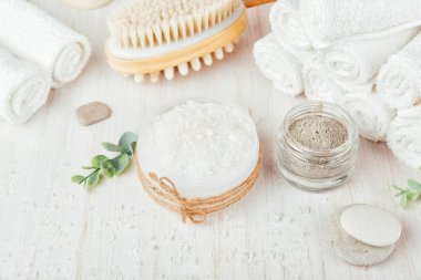 Beyaz ahşap zemin üzerine spa kompozisyonu. 
