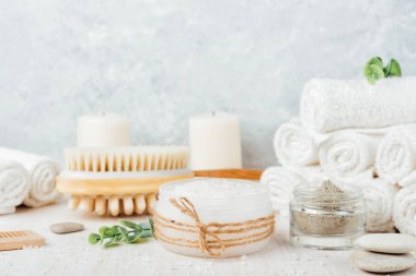 Beyaz ahşap zemin üzerine spa kompozisyonu. 