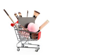 Makyaj fırçaları beyaz arkaplanda izole.