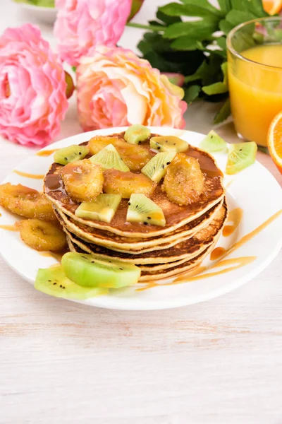 Homemade breakfast on a wooden white table. — Stock Photo, Image