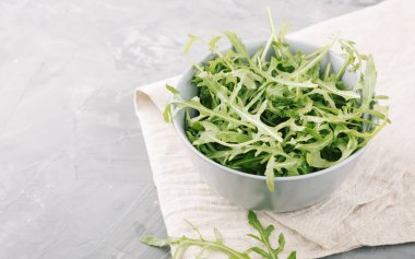 Bir taş zemin üzerine yeşil taze roka. 