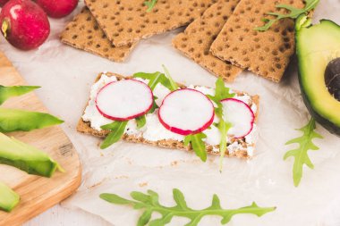 Sandviç whith yeşil avokado yapım süreci.