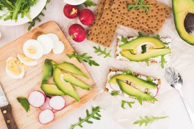 Sandviç whith yeşil avokado yapım süreci.