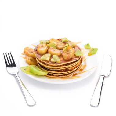 Beyaz arkaplanda izole edilmiş krep yığını. 