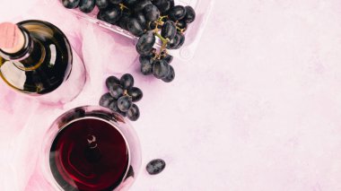 Bir kırmızı şarap şişe. 