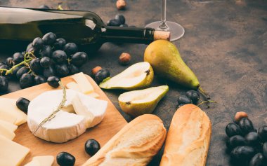 Peynir tabağı bir üzüm ile.