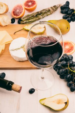 Peynir tabağı bir üzüm ile.