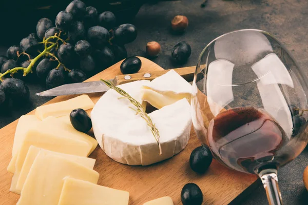A szőlő sajttál. — Stock Fotó