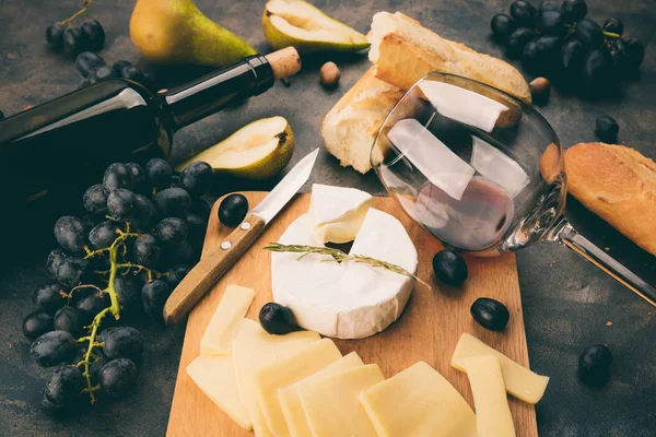 Peynir tabağı bir üzüm ile.