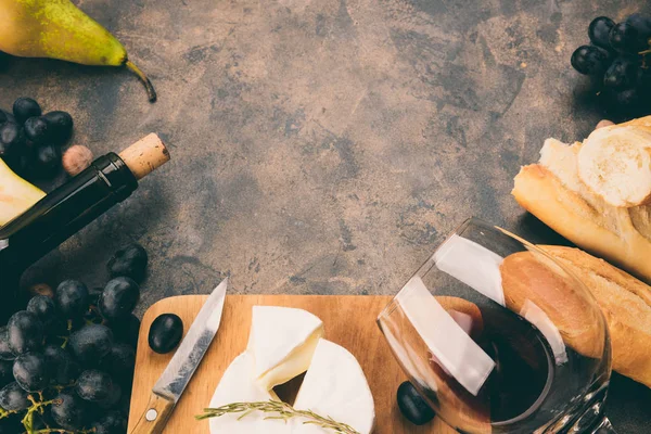 Cheese platter with a grapes. — Stock Photo, Image