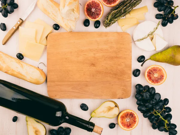 Käseplatte mit Trauben. — Stockfoto