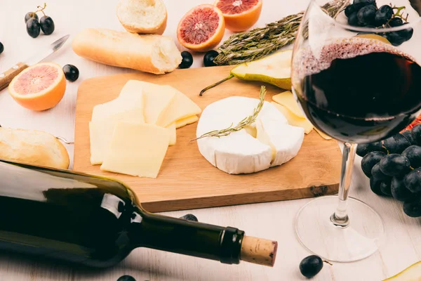 Peynir tabağı bir üzüm ile.