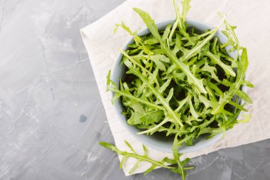 Bir taş zemin üzerine yeşil taze roka. 