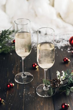 Yılbaşı ve yeni yıl kutlamaları şampanya kadehleriyle