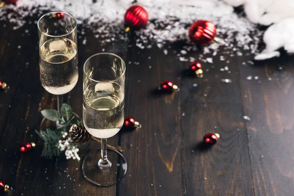 Navidad y Año Nuevo con copas de champán — Foto de Stock