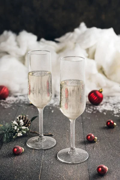 Navidad y Año Nuevo con copas de champán — Foto de Stock
