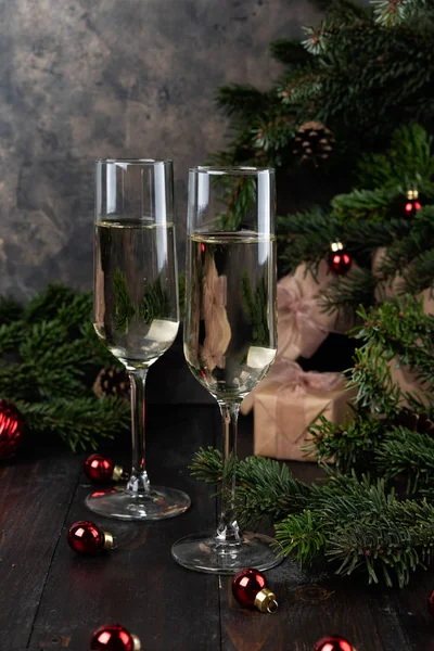 Copas de Navidad de champán y ramas de abeto — Foto de Stock