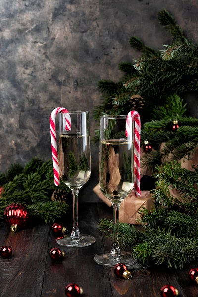 Copas de Navidad de champán y ramas de abeto — Foto de Stock