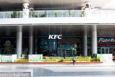 Dubai, Aralık 2019. Dubai alışveriş merkezindeki KFC