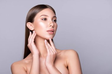Mükemmel sağlıklı cilt ve saçlara sahip güzel bir manken kız. Beyaz bir arka planda genç bir kadın portresi. Spa konsepti, metin için boşluk kopyala