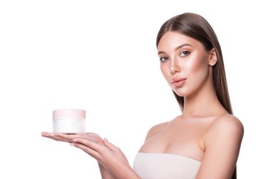 Güzel bir kadın reklam ürünü sunar. Yan tarafı gösteren uzun saçlı model kız..