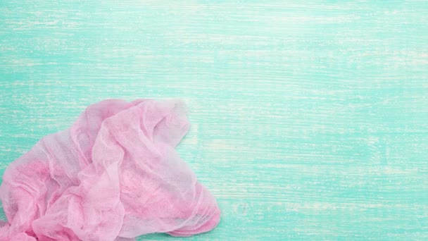 Пасхальные Яйца Розовой Ткани Зеленом Мятном Фоне Цветы Столе Остановите — стоковое видео