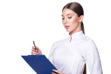 Bayan doktor elinde bir dosya tutuyor. Beyaz arka planda izole edilmiş ciddi yüzlü bir kadın.
