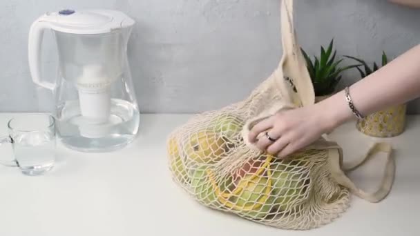 Mani Femminili Ottengono Frutti Dalla Borsa Ecologica Della Spesa Zero — Video Stock