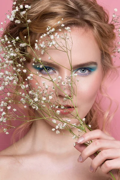 Młoda Piękna Blondynka Kręconymi Lśniącymi Włosami Różowym Tle Kwiatami Głowie — Zdjęcie stockowe