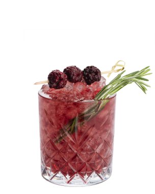 Beyaz arka planda izole edilmiş böğürtlenli Bramble alkol kokteyli. Tatlı meyve suyu.