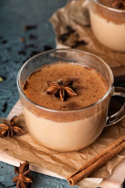 Koyu yeşil desenli geleneksel Hint masala çayı bardakları. Siyah çay, zencefil, tarçın, kakule, anason yıldızları.