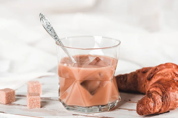 Une Tasse Café Froid Crème Croissant Chocolat Petit Déjeuner Sucré — Photo