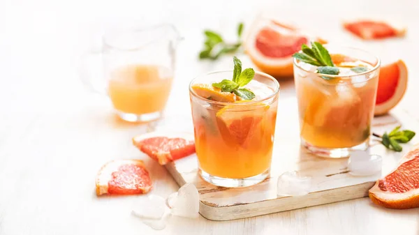 Grapefruit Koktélok Mentával Jéggel Hideg Nyár Citrus Friss Ital Könnyű — Stock Fotó