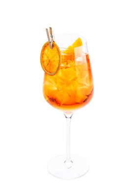 Beyaz arka planda izole edilmiş beyaz şarap kadehinde Aperol Spritz alkollü klasik kokteyl.