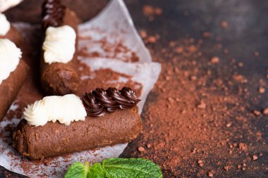 Koyu arkaplanda yeşil nane çayı olan çikolatalı rom topları. Kremalı esmer tatlılar