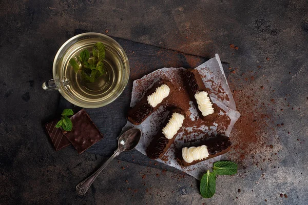 Bolinhas Rum Chocolate Com Chá Hortelã Verde Fundo Escuro Doces — Fotografia de Stock