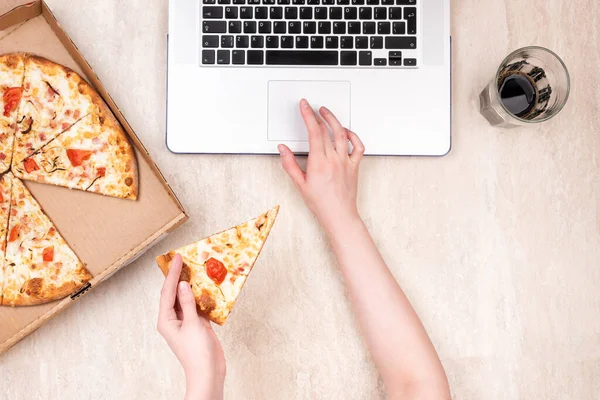 Pizza Uma Caixa Papelão Laptop Fundo Mármore Leve Copie Espaço — Fotografia de Stock