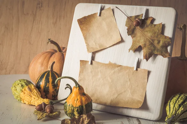 Паперова рамка, прикрашена осіннім листям, гарбузами — стокове фото